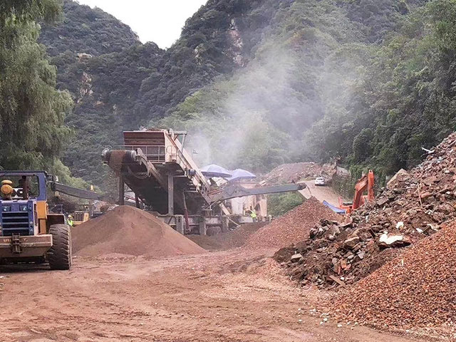 時(shí)產(chǎn)200噸移動(dòng)破碎機(jī)助力陜西秦嶺建筑垃圾再生利用