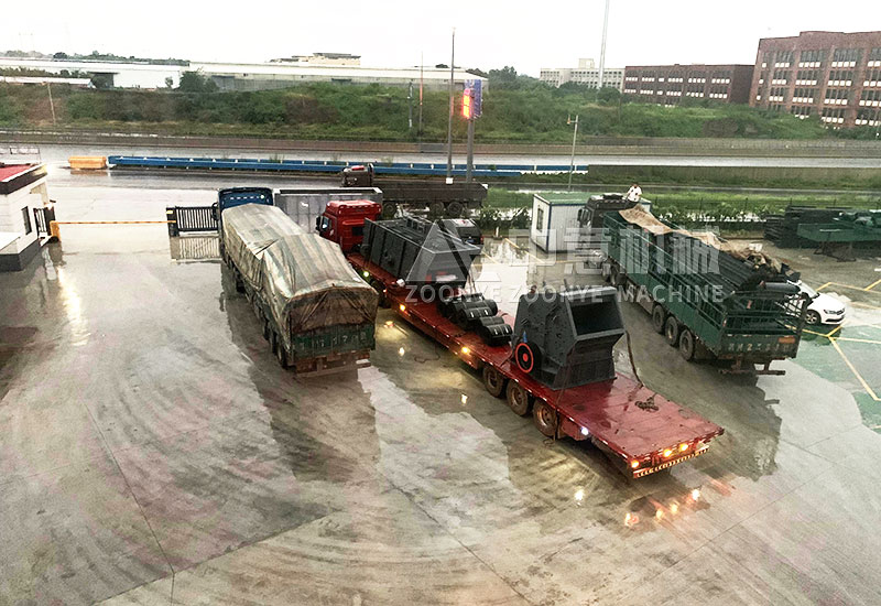 三輛大貨車已裝車完畢 準備出發.jpg 三輛大貨車已裝車完畢 準備出發.jpg