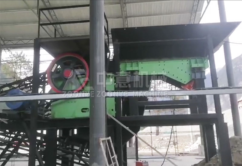 顎式破碎機(jī)+鏈板給料機(jī) 裝修垃圾處理生產(chǎn)線現(xiàn)場-棒條弛張篩